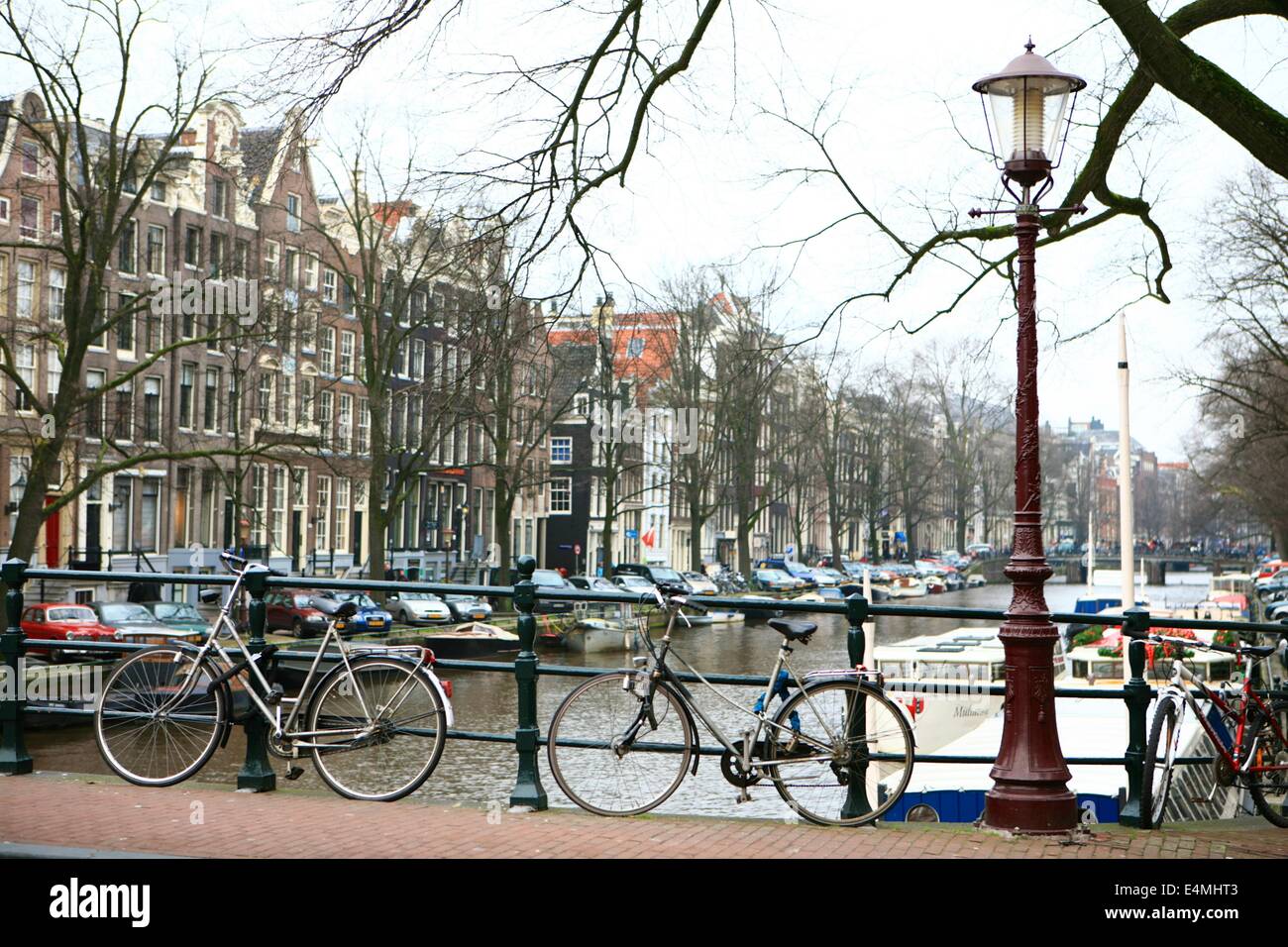 Vélos le long d'un canal à Amsterdam, Pays-Bas, en hiver Banque D'Images