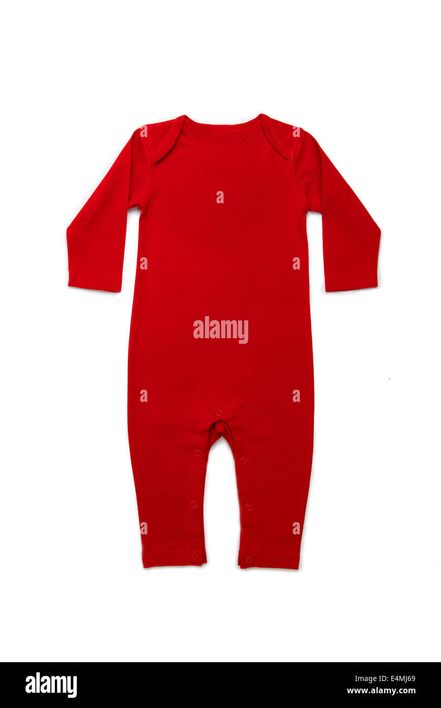 Vêtements de bébé à manches longues en rouge sur fond blanc Banque D'Images