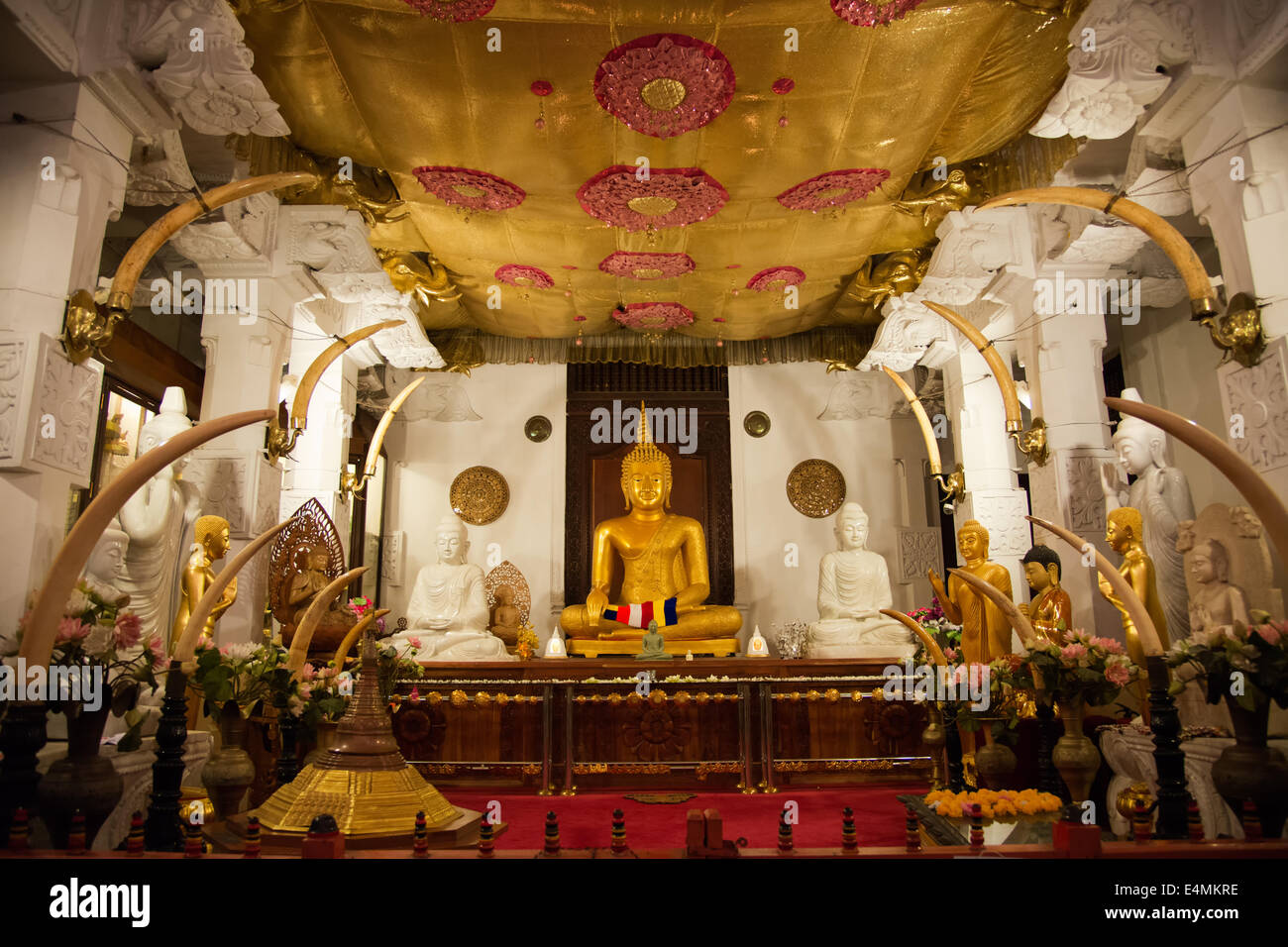 Lieu de culte dans le temple de la dent sacrée de Kandy, où don par congrégations bouddhistes de pays asiatiques sont exposés Banque D'Images