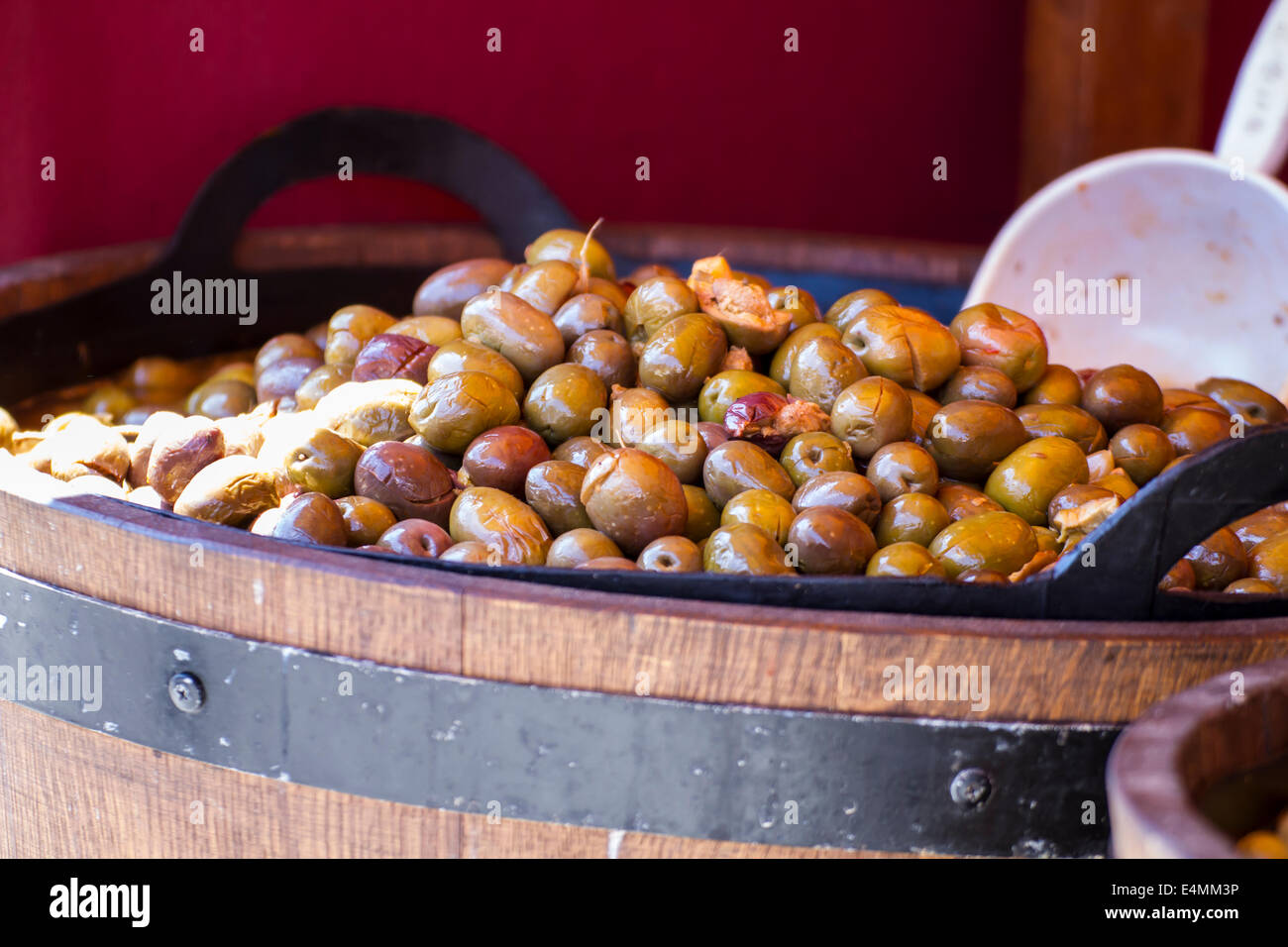 Les fûts en bois, Cocktail d'olives et de versions Banque D'Images