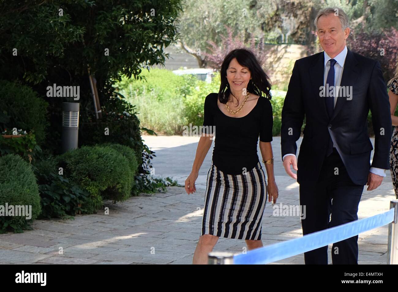 Jérusalem, Israël. 15 juillet, 2014. Président de l'état d'Israël, Shimon Peres, accueille l'Envoyé spécial du Quartet International, TONY BLAIR, à la résidence du Président, pour les discussions sur la situation actuelle en matière de sécurité. Le cabinet de sécurité israélien, ce matin, a décidé d'accepter la proposition égyptienne de cessez-le-feu. L'aile militaire du Hamas a déclaré qu'il rejette le cessez-le-feu. Credit : Alon Nir/Alamy Live News Banque D'Images