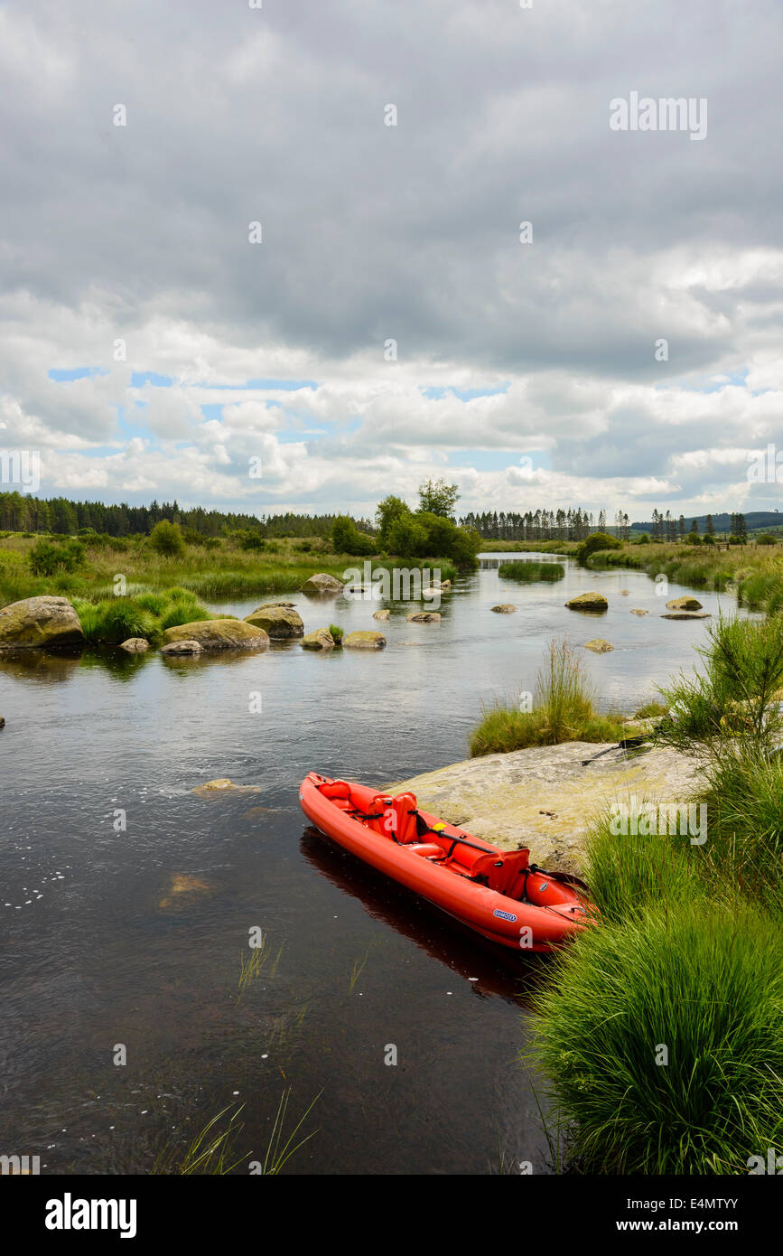 Canoë sur la rivière Dee, Galloway Forest, Dumfries et Galloway, Écosse Banque D'Images