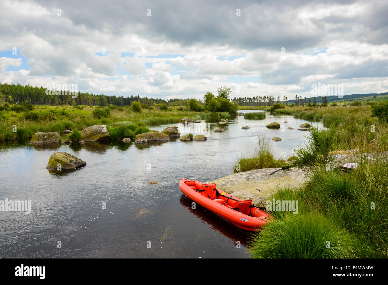 Canoë sur la rivière Dee, Galloway Forest, Dumfries et Galloway, Écosse Banque D'Images