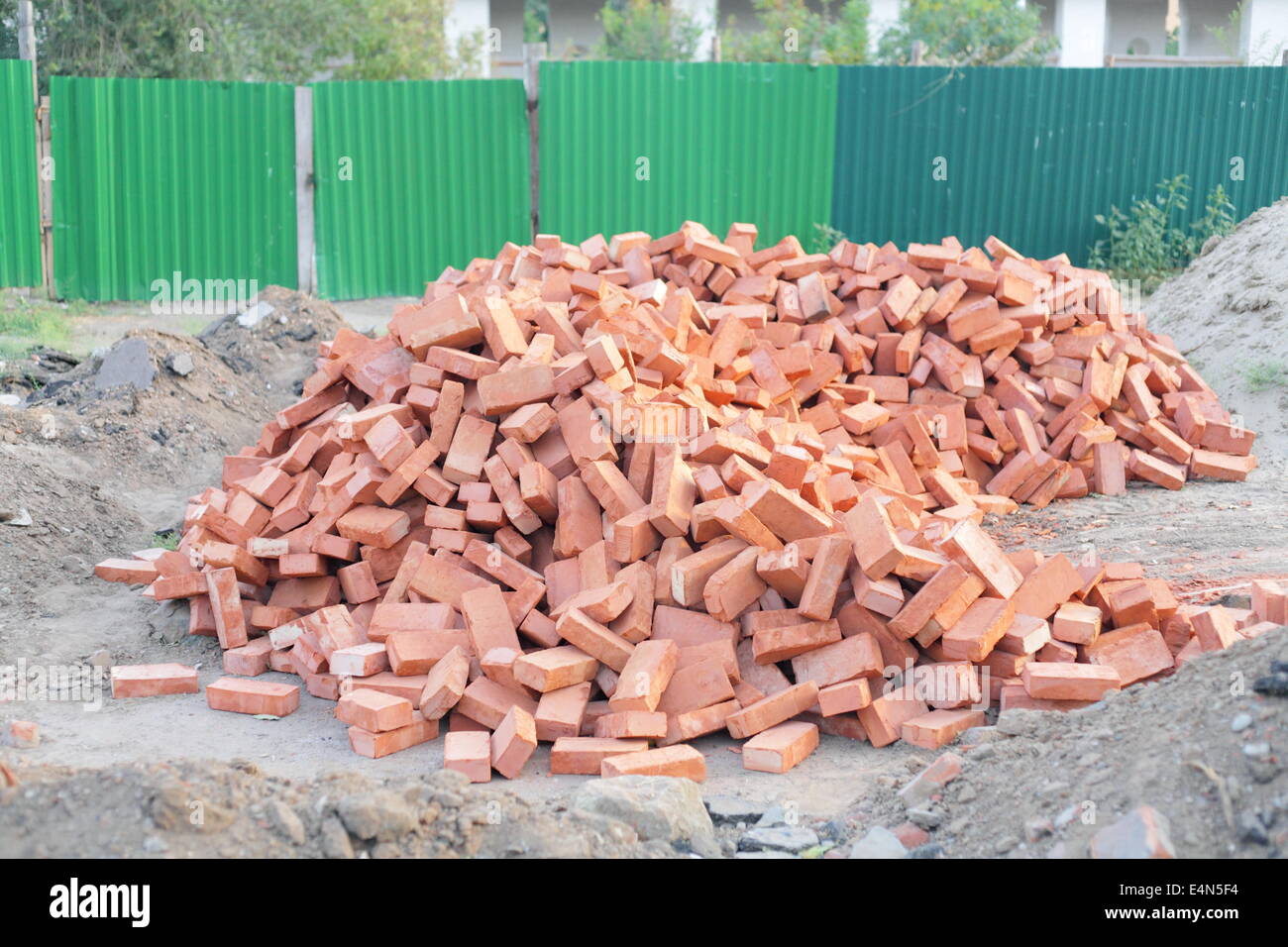 Кирпичи лежат. Кирпич лежит на кирпиче. Кирпич лежит на кирпиче. Разломанный кирпич. Обломок старого кирпича.