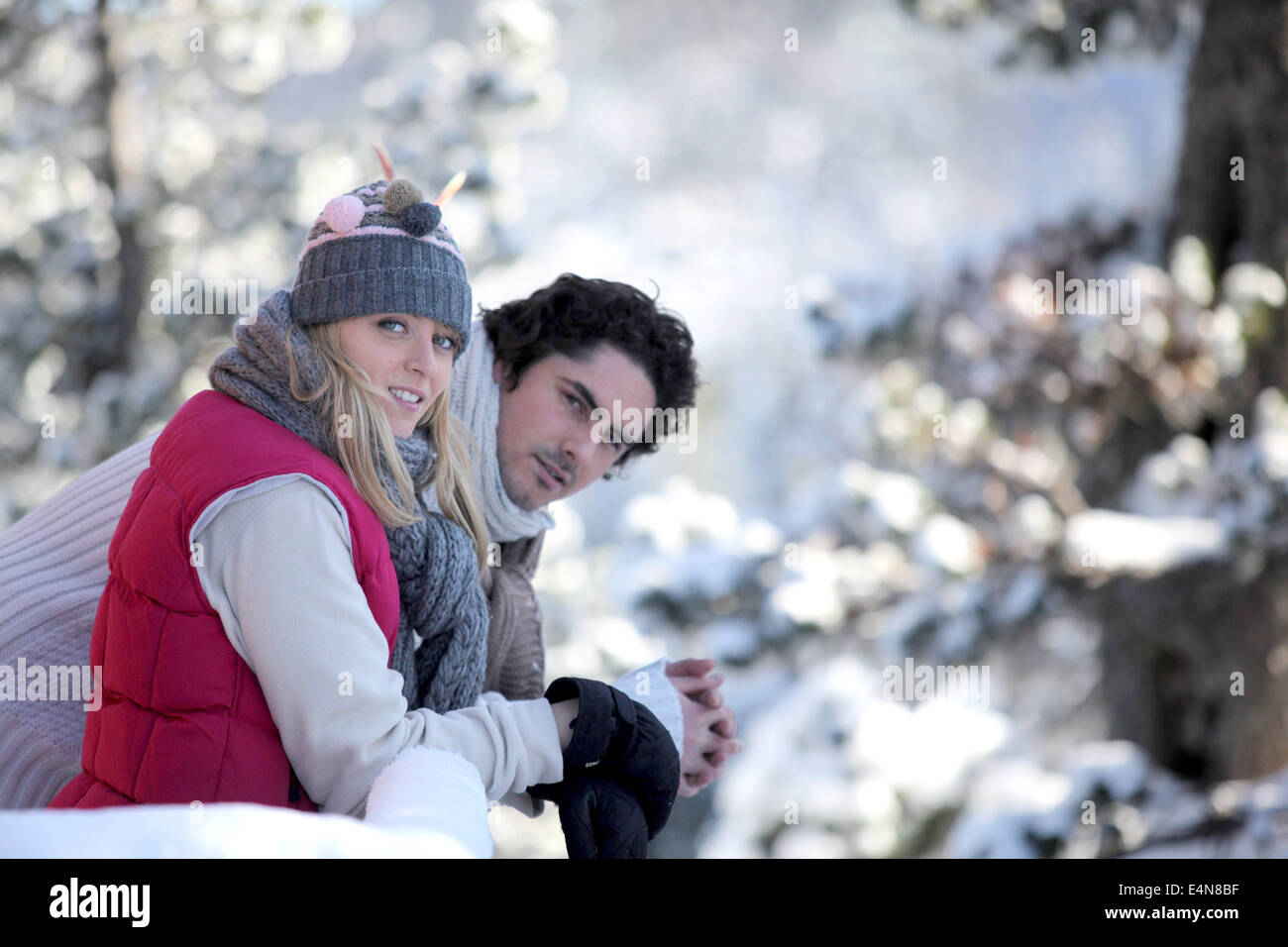 Une promenade romantique en couple dans la neige Banque D'Images