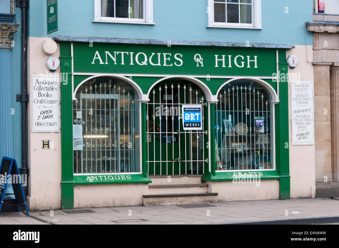 Antiquités sur antiquaire dans High Street, Oxford. Banque D'Images