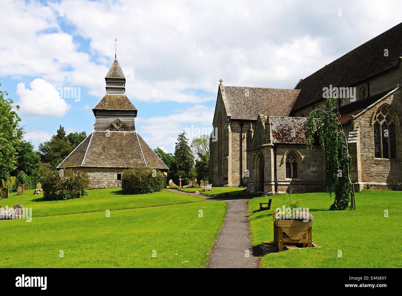 Vue le long du côté de St Marys church vers le clocher séparé, pembridge, Herefordshire, Angleterre, Royaume-Uni, Europe de l'ouest. Banque D'Images