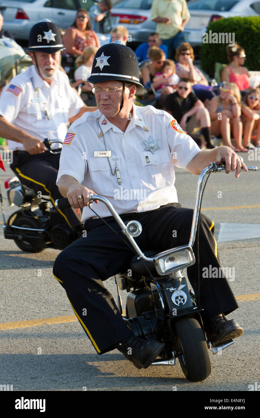 Shriner équitation une mini-moto dans un défilé démonstration. Banque D'Images