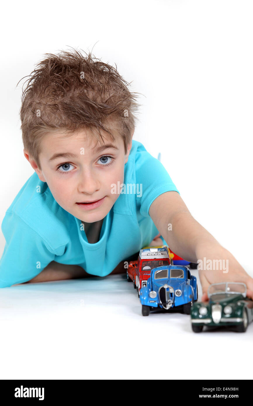 Little boy playing with toy cars Banque D'Images