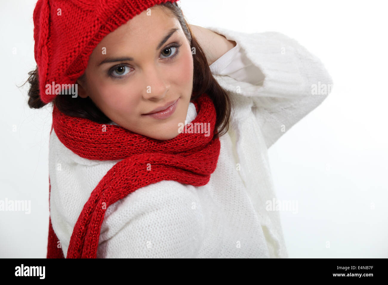une femme portant une chapeau et écharpe sur une ville rue génératif ai  28381515 Photo de stock chez Vecteezy