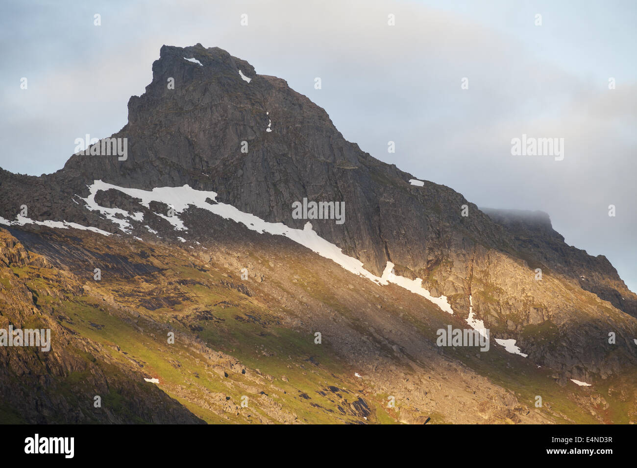 Montagne en songe d'une nuit, Ramberg, Norvège Banque D'Images
