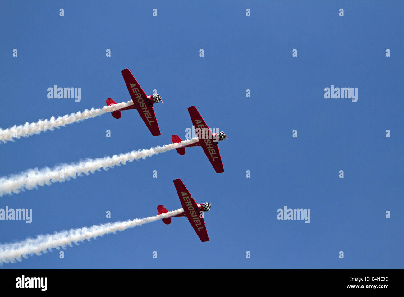 Trois avions stunt en formation avec traces de fumée contre un ciel bleu, la pratique de l'aéronautique de Dayton. Banque D'Images