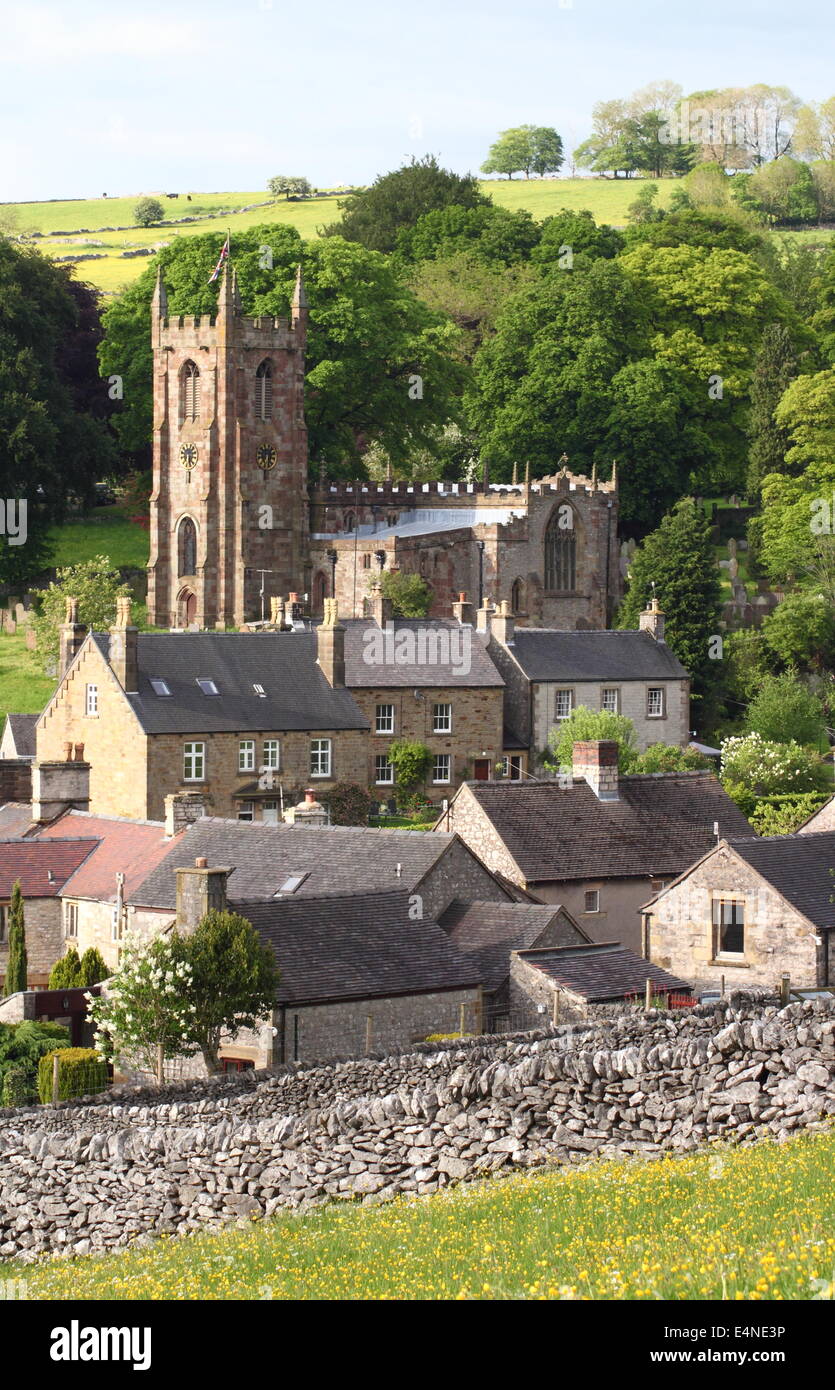Église St Giles s'élève au-dessus de Hartington village de la pointe blanche, parc national de Peak District, Derbyshire, Royaume-Uni - début de l'été Banque D'Images