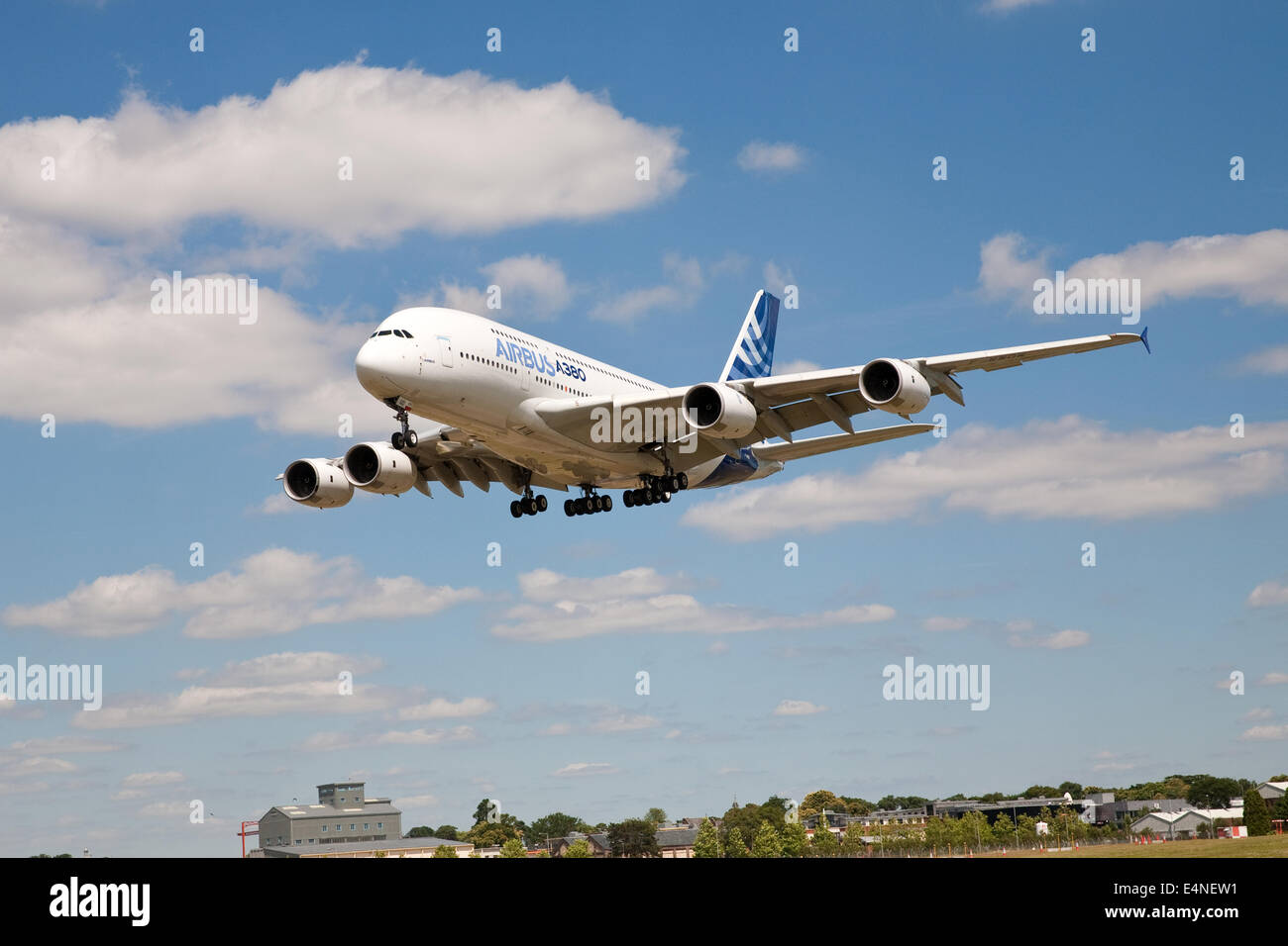 Farnborough, Hampshire, Royaume-Uni. 14 juillet 2014. Airbus A380 L'affichage au Farnborough International Airshow Crédit : Keith Larby/Alamy Live News Banque D'Images