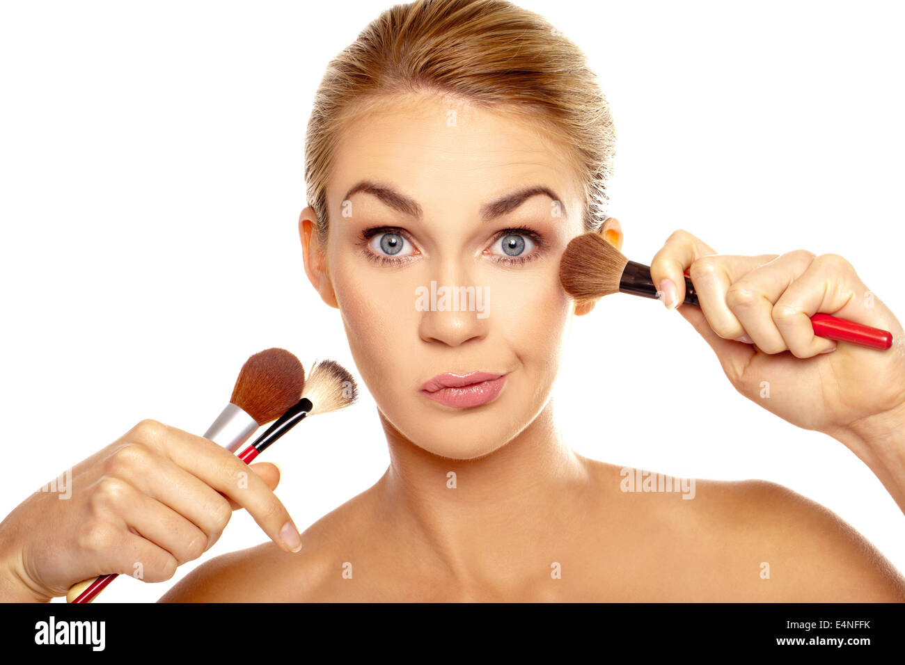 Image humoristique de femme avec des pinceaux de maquillage Banque D'Images
