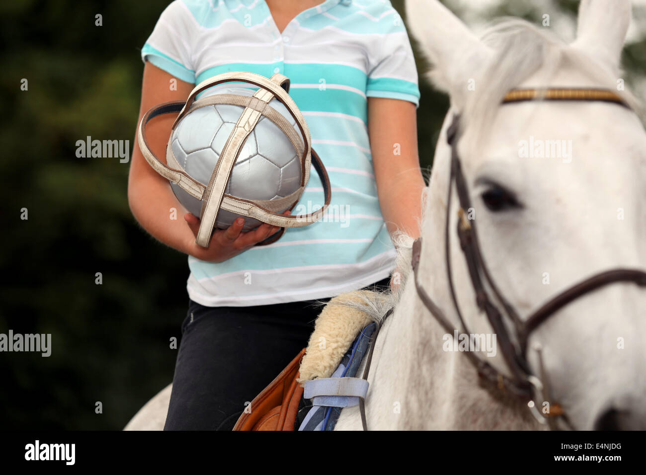 Femme jouant de horse ball Banque D'Images