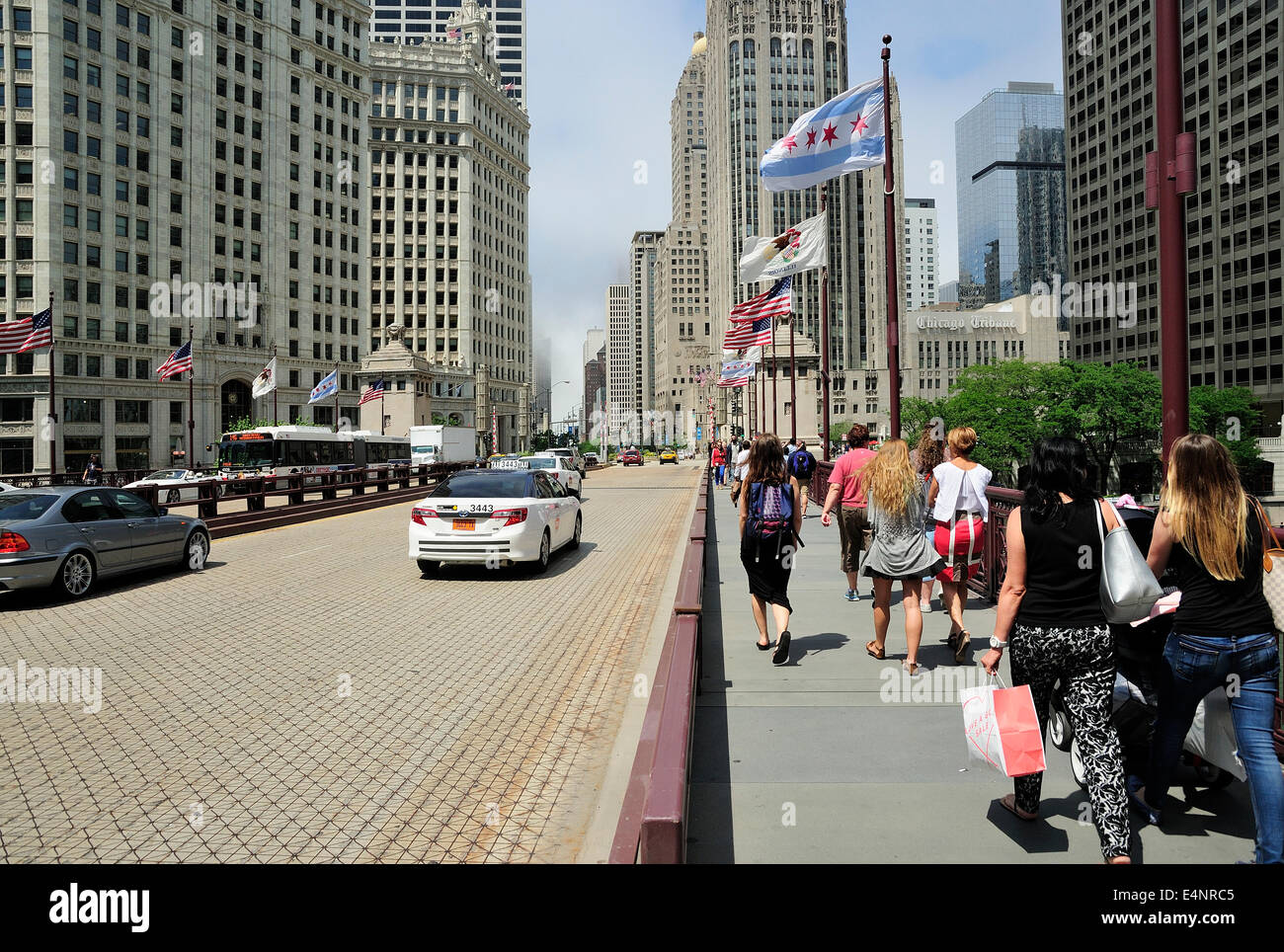 Les personnes qui franchissent le pont sur le sabal du fleuve de Chicago. Banque D'Images