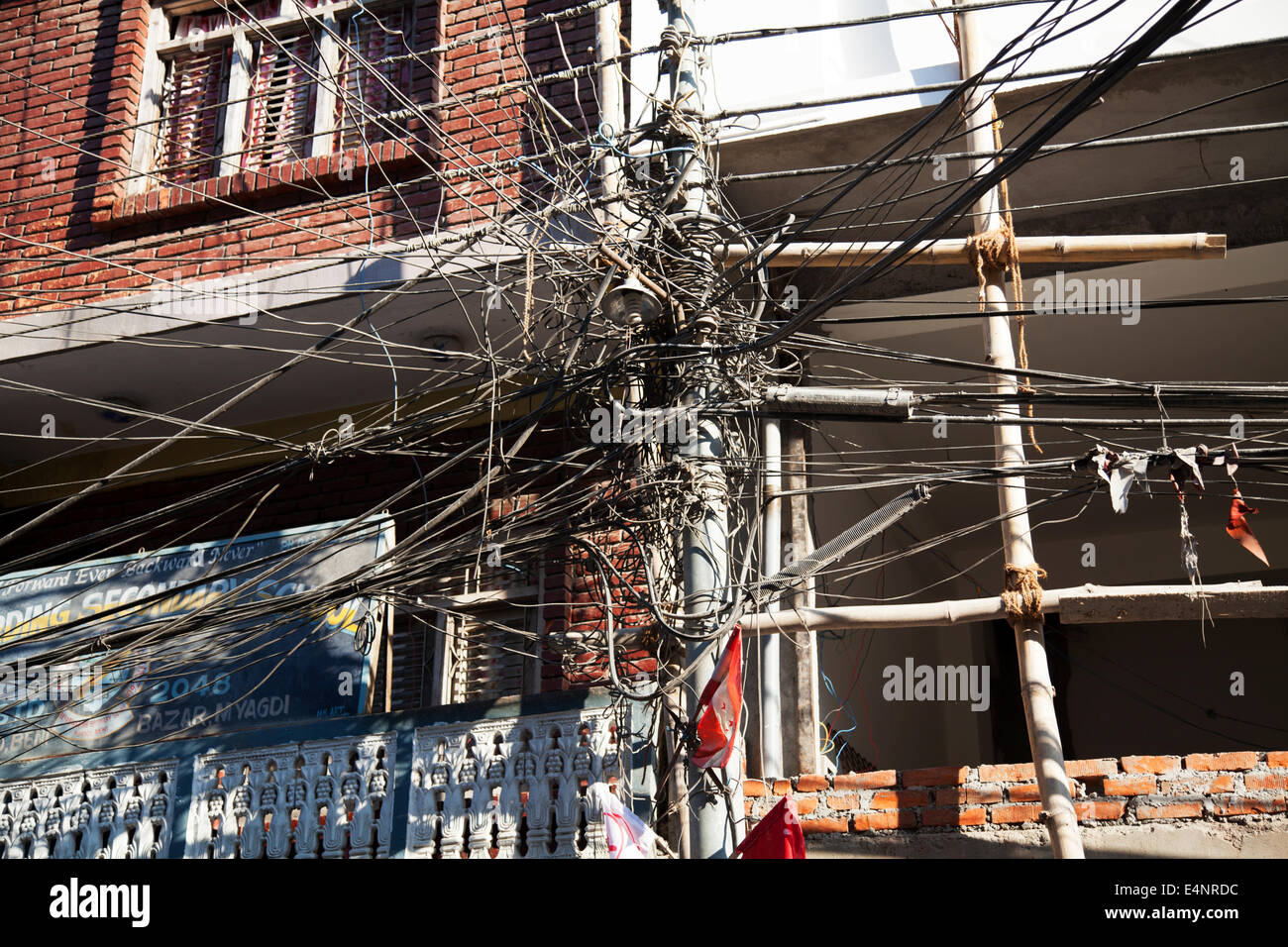 Câblage électrique complexe, Beni, Népal Banque D'Images