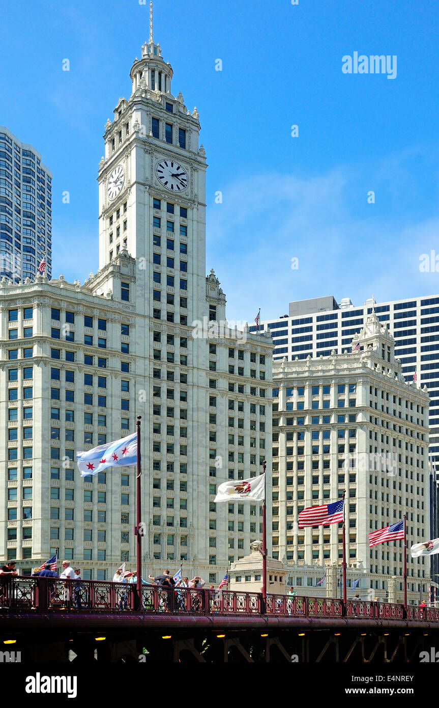 Les personnes qui traversent le pont au-dessus du sable de la rivière Chicago. Banque D'Images