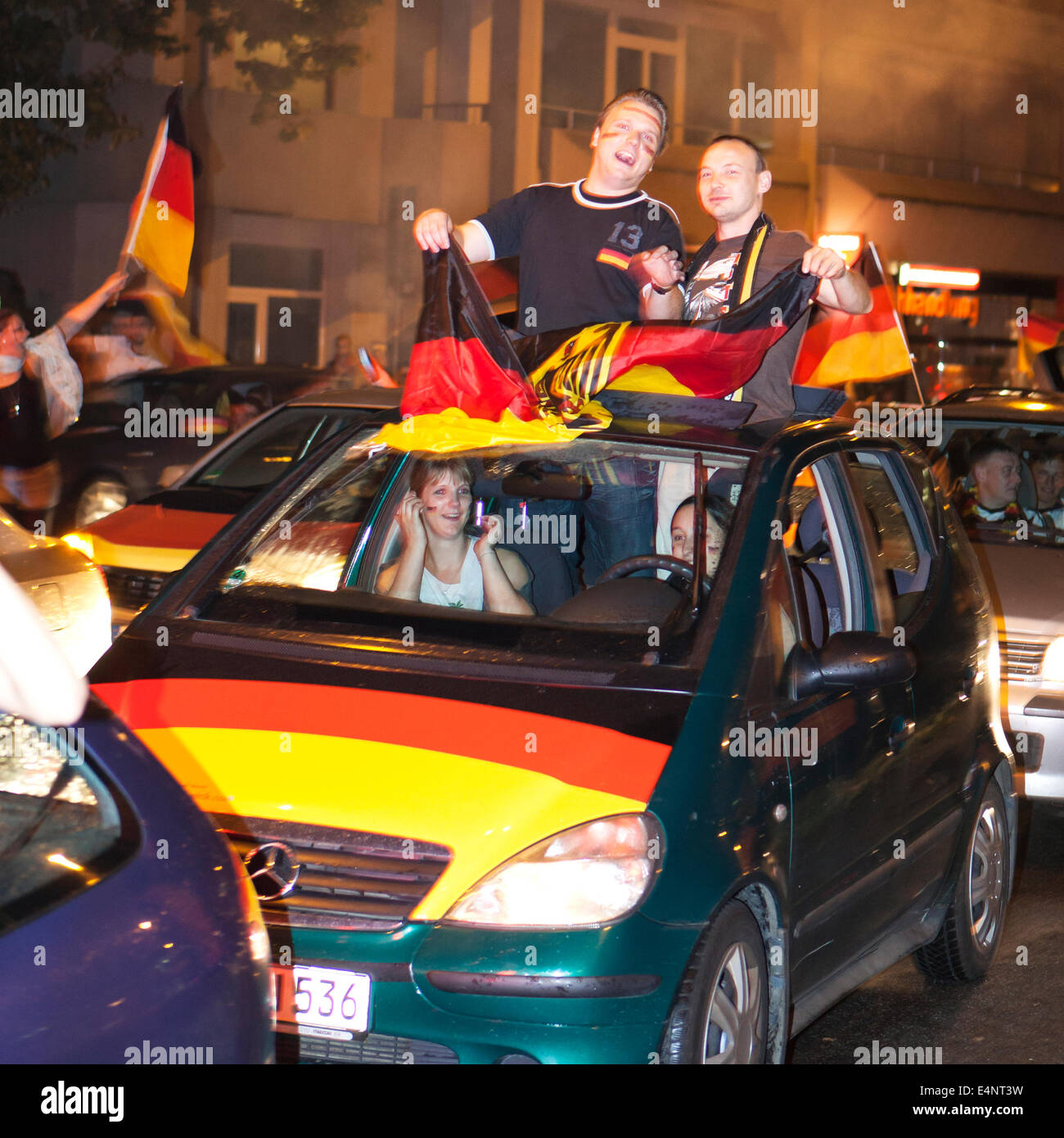 Wiesbaden, Allemagne. 14 juillet, 2014. L'Allemagne remporte la Coupe du Monde de la FIFA 2014. Les gens dans leur voiture et dans la rue acclamations et célébrer dans le centre-ville de Wiesbaden Allemagne après la victoire sur l'Argentine dans le match final. Un effet de flou. Credit : Oliver Kessler/Alamy Live News Banque D'Images