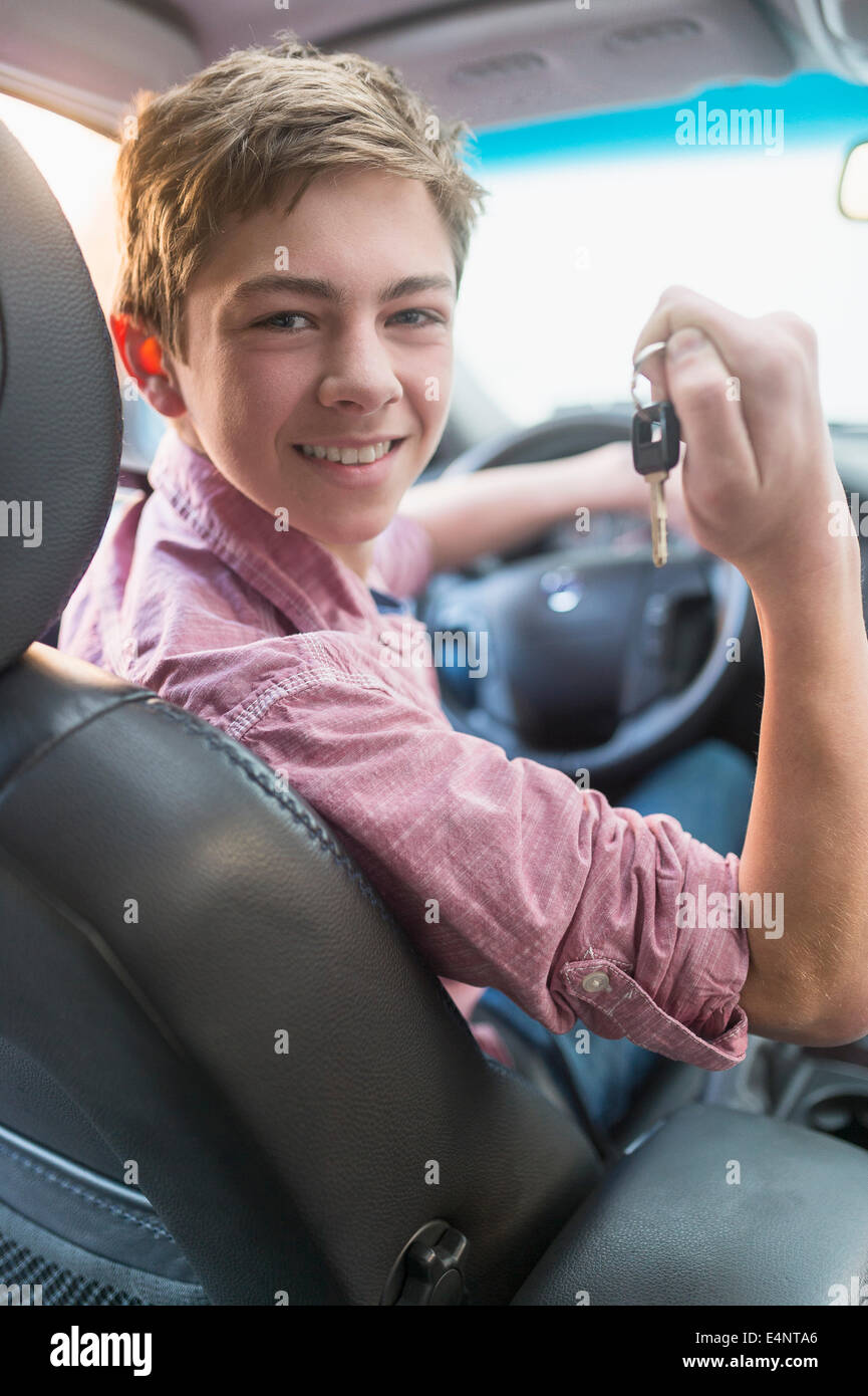 Teenage boy (16-17) sa première voiture conduite Banque D'Images