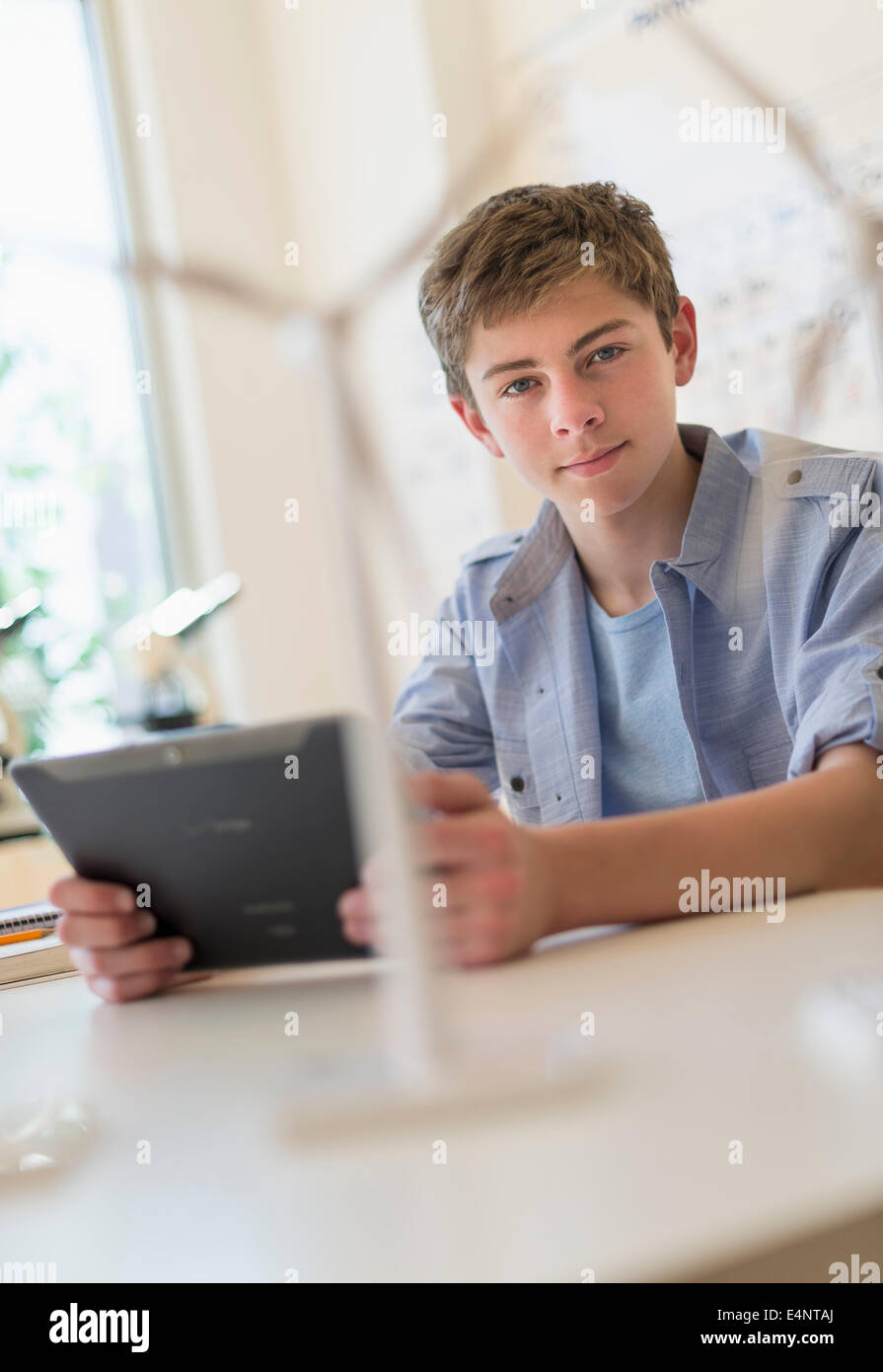 Girl (16-17) using digital tablet in laboratory Banque D'Images