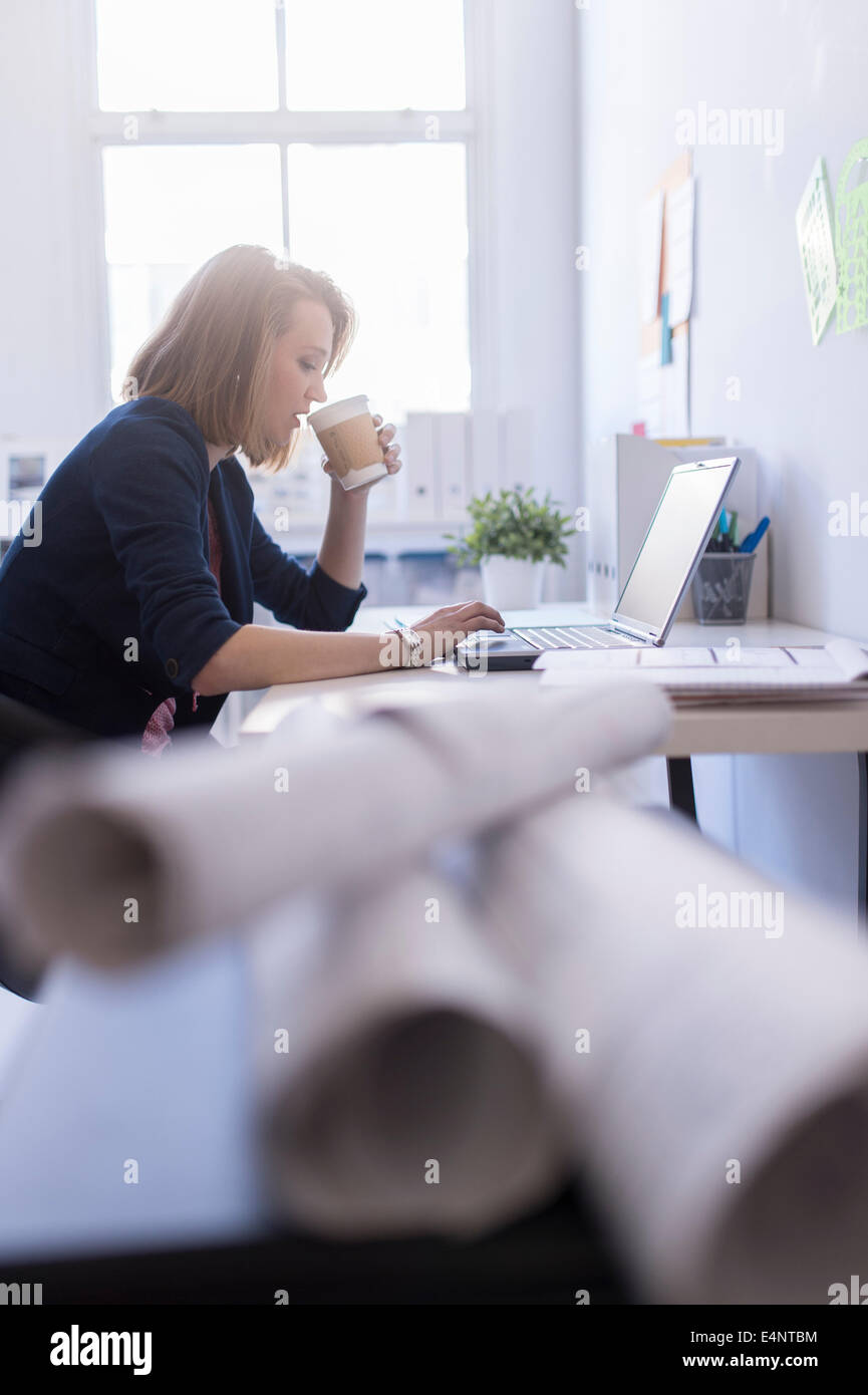 Vue de côté business woman in office Banque D'Images