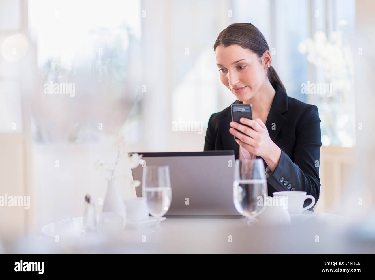 Businesswoman working on laptop in restaurant Banque D'Images