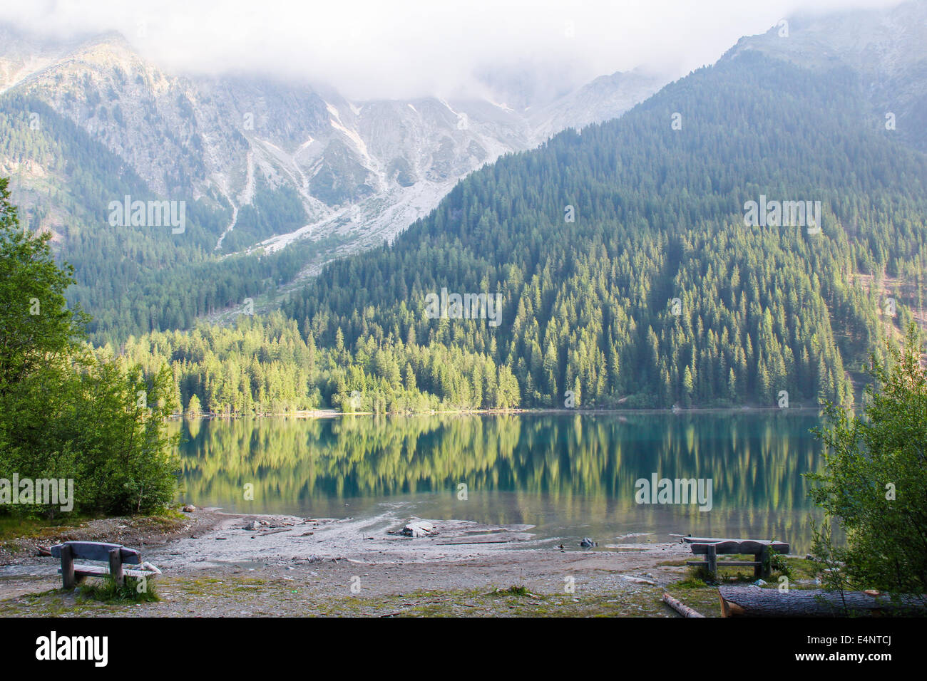 Lac dans les Alpes Banque D'Images