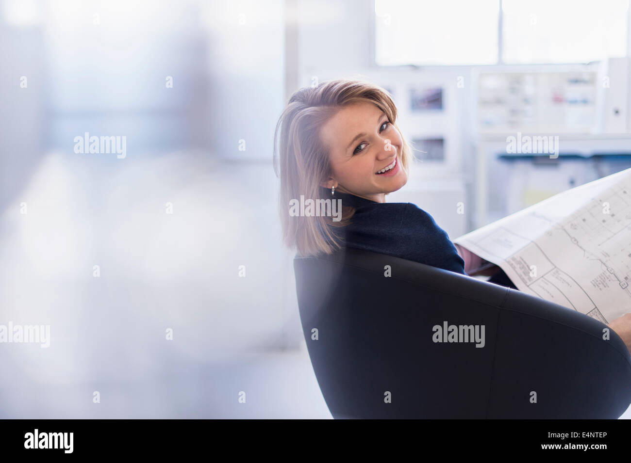 Portrait of smiling business woman in office Banque D'Images