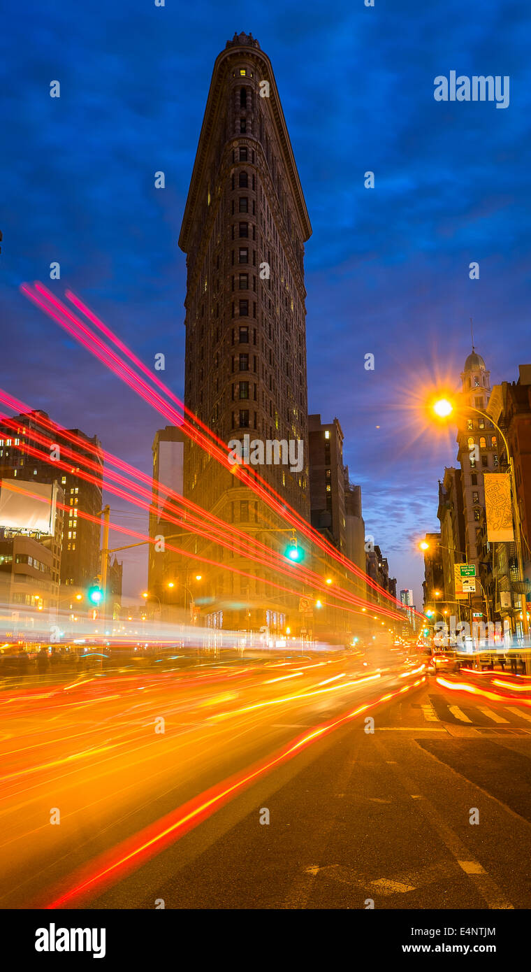 USA, l'État de New York, New York City, trafic de nuit, Flatiron building en arrière-plan Banque D'Images