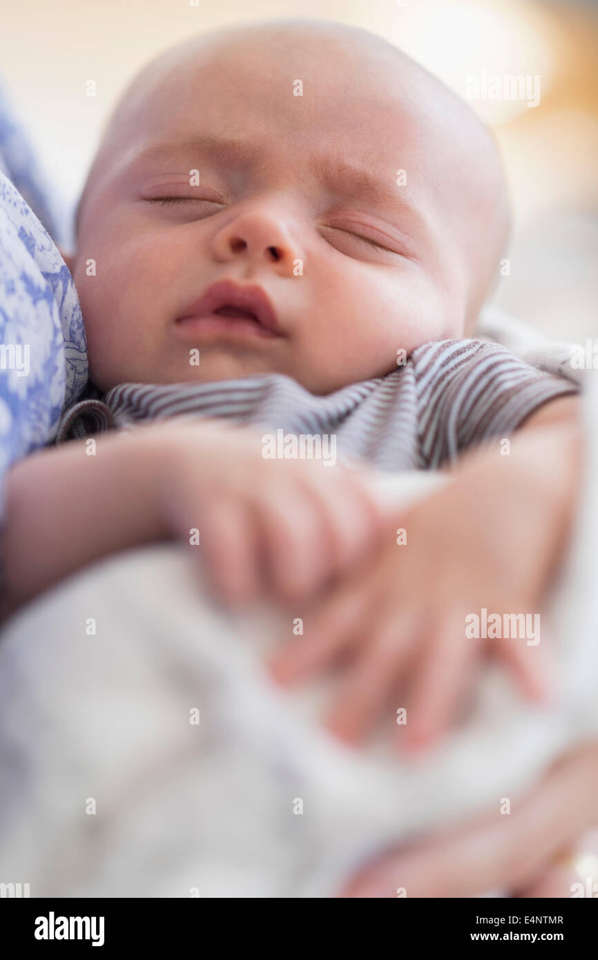 Close up of Baby Boy (2-5 months) sleeping in mother's arms Banque D'Images