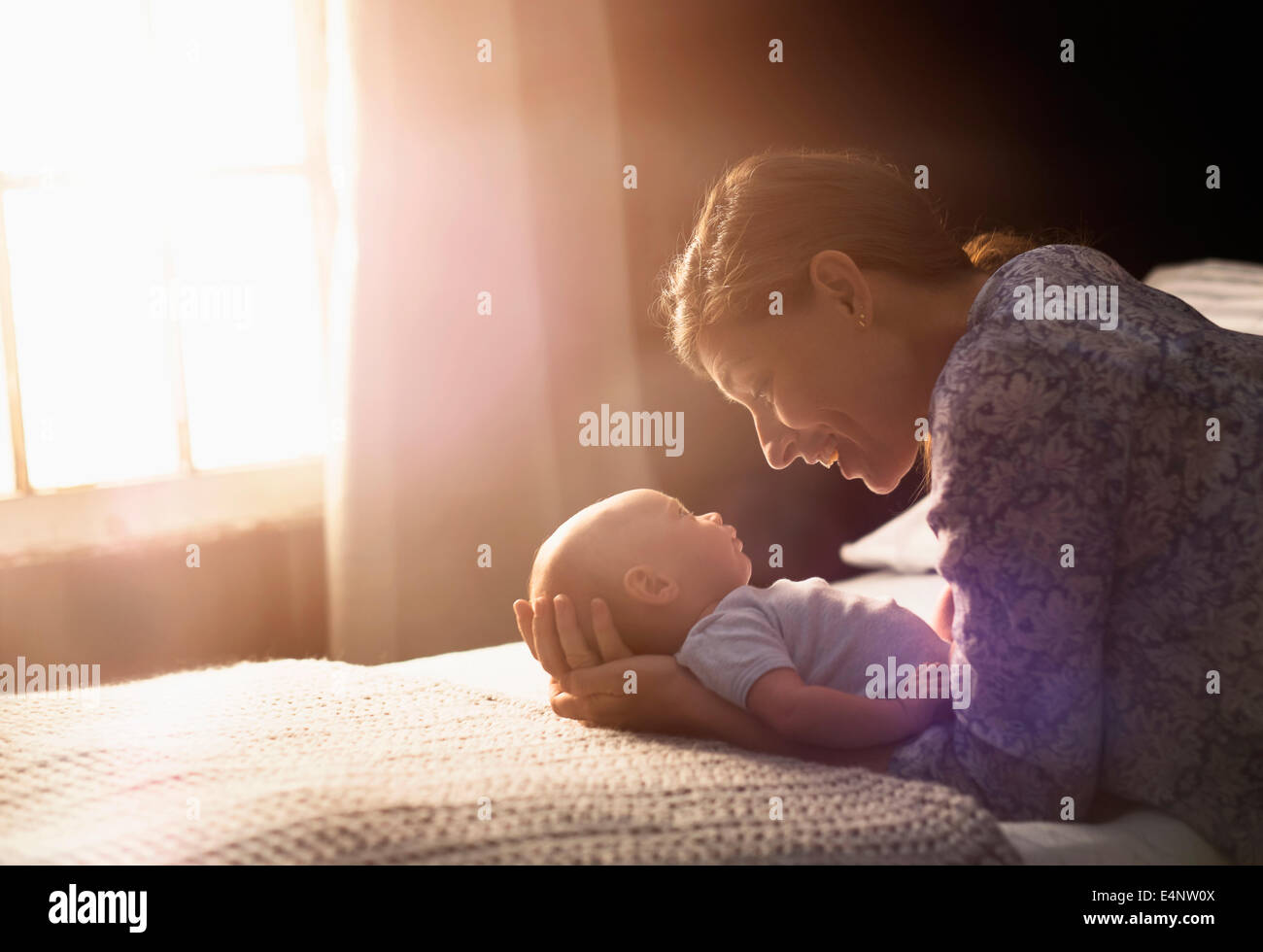 Mother holding baby boy (2-5 mois) dans la chambre Banque D'Images