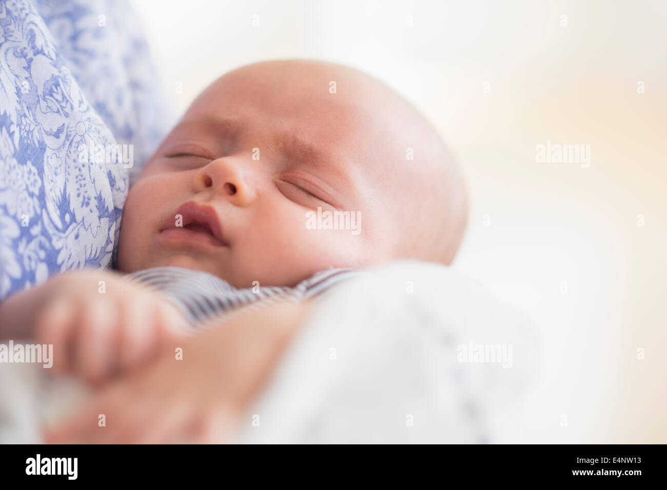 Close up of Baby Boy (2-5 months) sleeping in mother's arms Banque D'Images