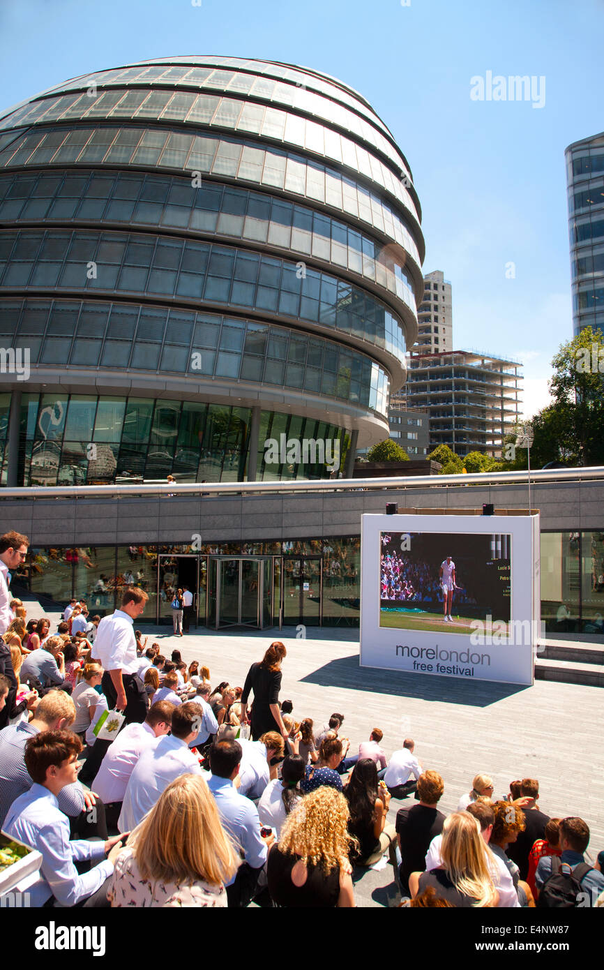 Fans de Wimbledon tennis live pour regarder sur un écran LCD géant dans le cadre du festival gratuit,Plus Londres Centre Court,London,UK Banque D'Images