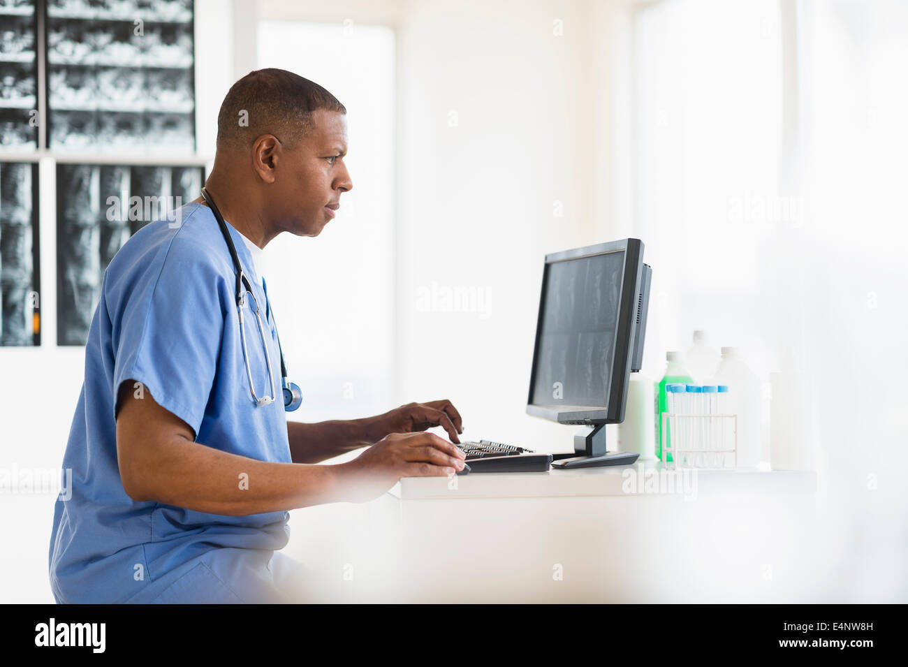 Homme médecin à l'hôpital using digital tablet Banque D'Images