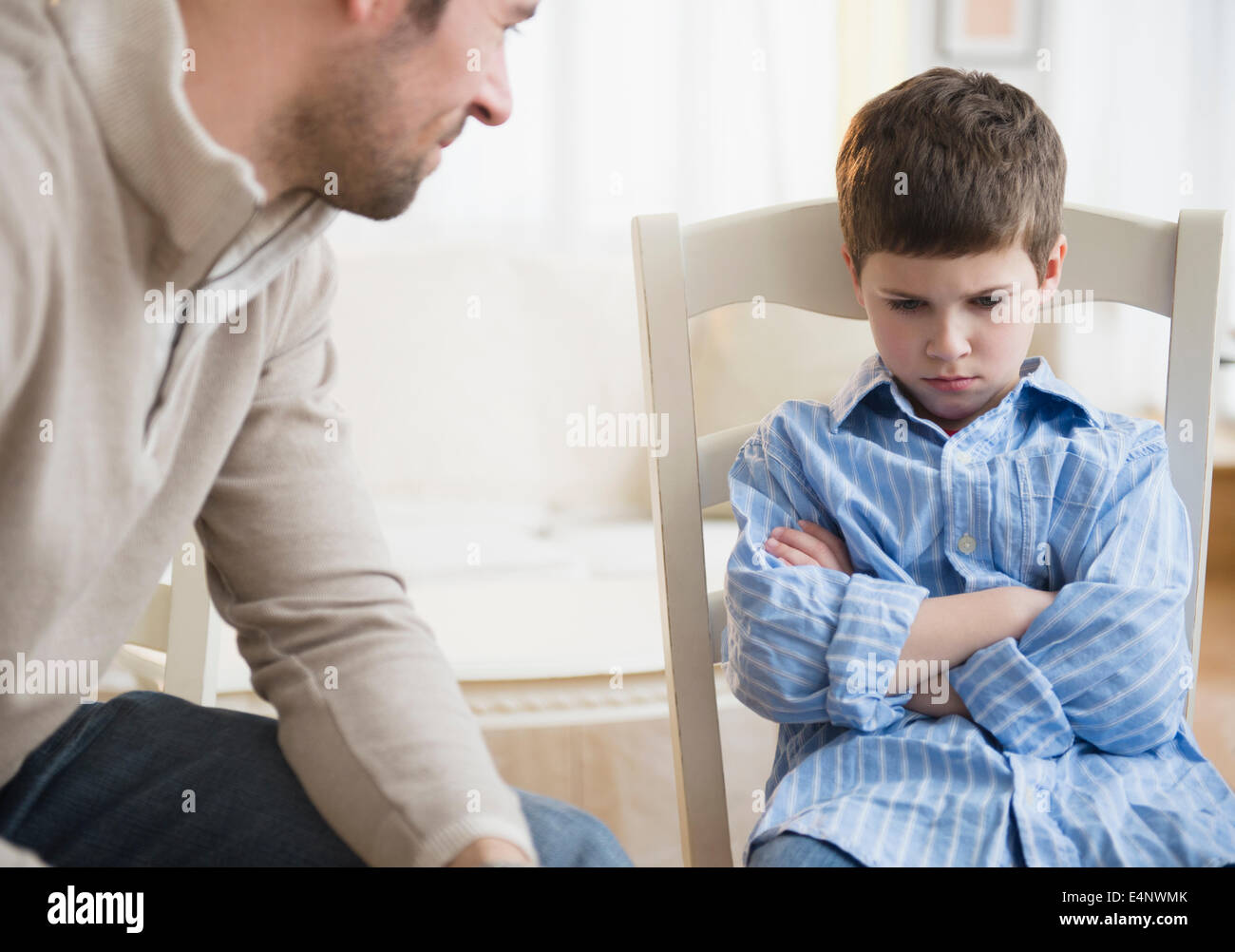Père regardant déplut à son (8-9) Banque D'Images