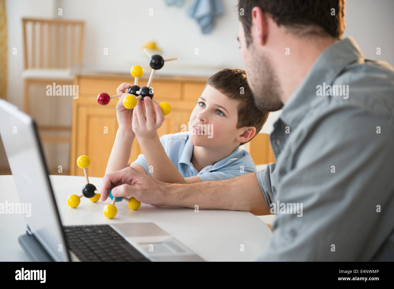 Père et fils (8-9) à la molécule modèle à pile Banque D'Images