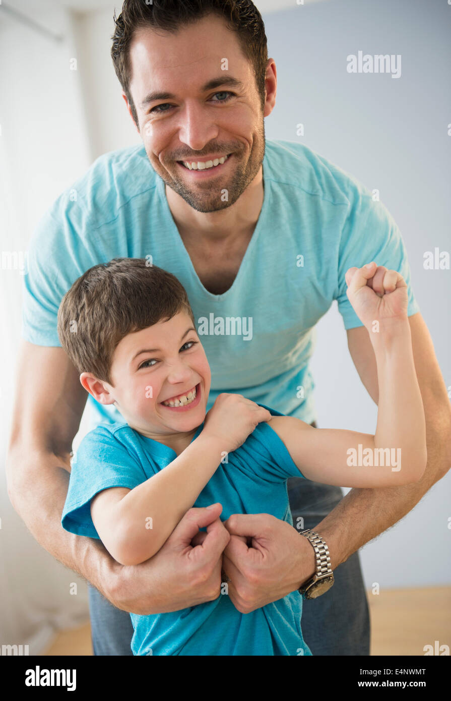 Faire place au père fils (8-9), Boy flexing muscles Banque D'Images