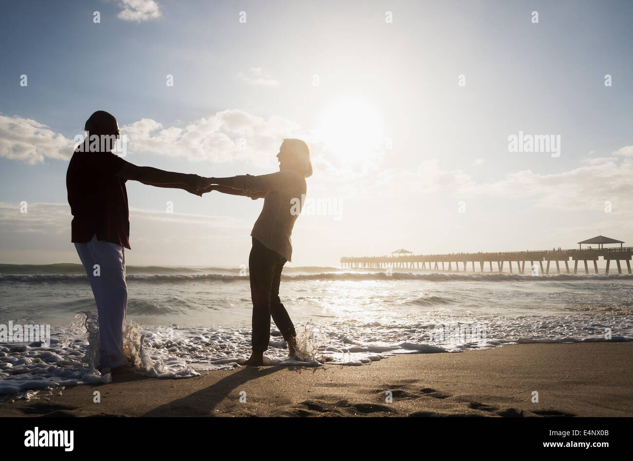 USA, Floride, Jupiter, Senior couple dancing on beach Banque D'Images