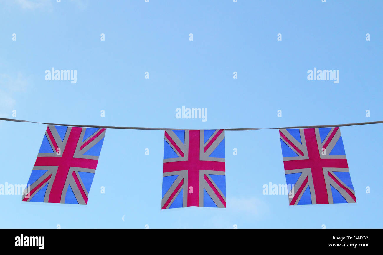 Union Jack noir et volant au-dessus d'une rue, Angleterre Royaume-uni - été Banque D'Images