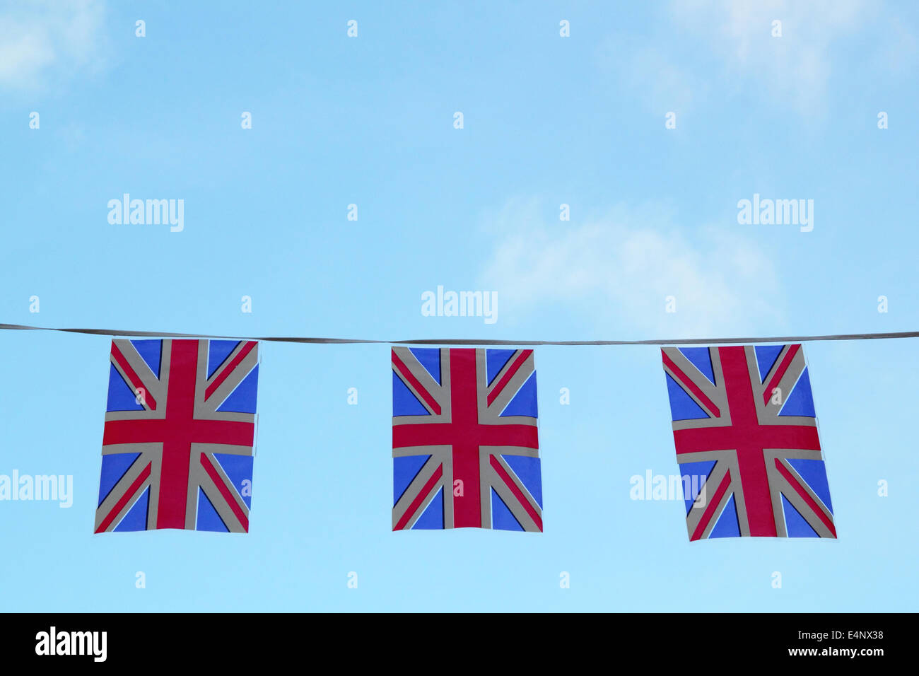 Union Jack noir et volant au-dessus d'une rue, Angleterre Royaume-uni - été Banque D'Images