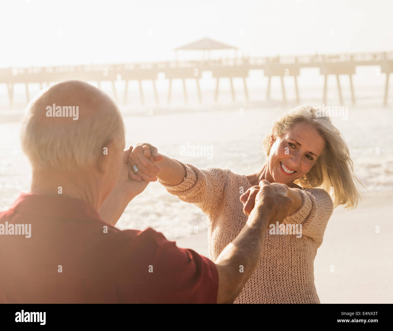 USA, Floride, Jupiter, Senior couple dancing on beach Banque D'Images