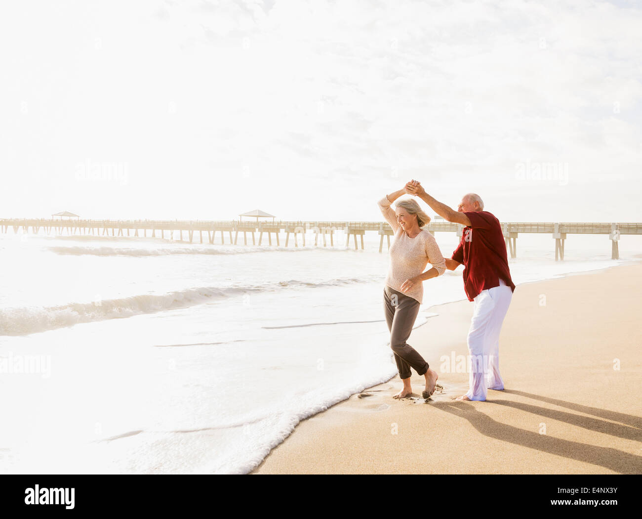 USA, Floride, Jupiter, Senior couple dancing on beach Banque D'Images