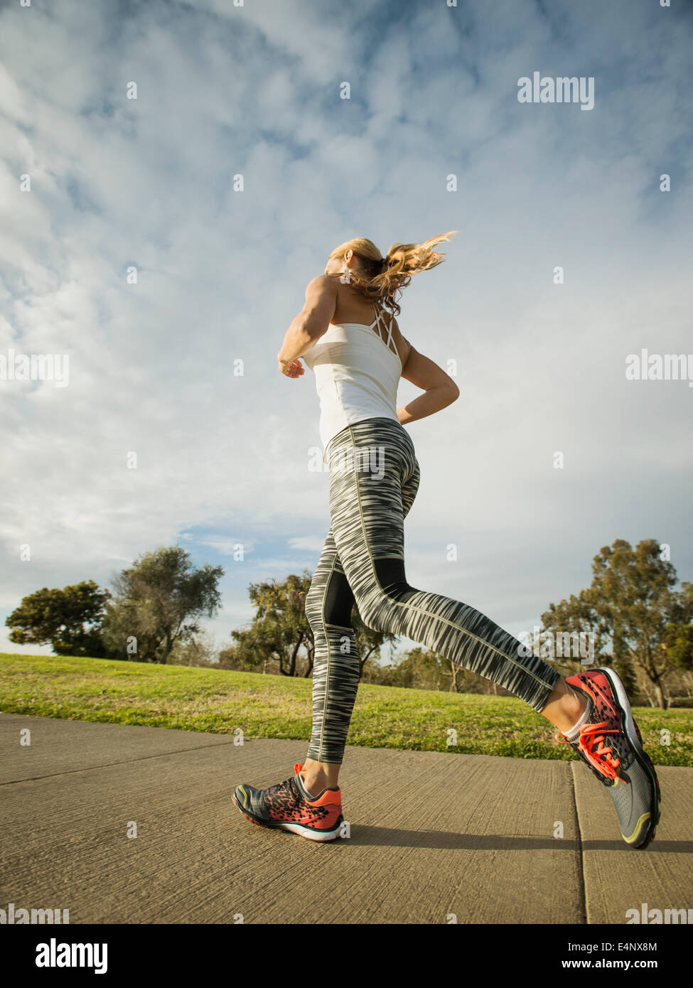 États-unis, Californie, Irvine, Woman running in park Banque D'Images