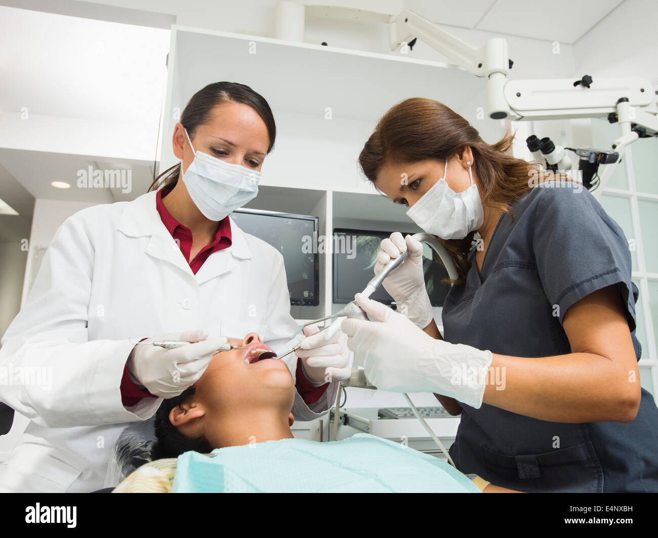 Dentiste opération sur patient (10-11) Banque D'Images