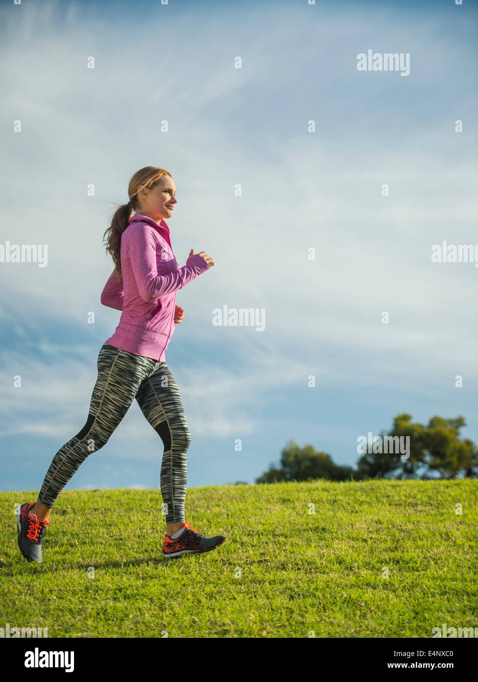 États-unis, Californie, Irvine, femme qui traverse lawn Banque D'Images