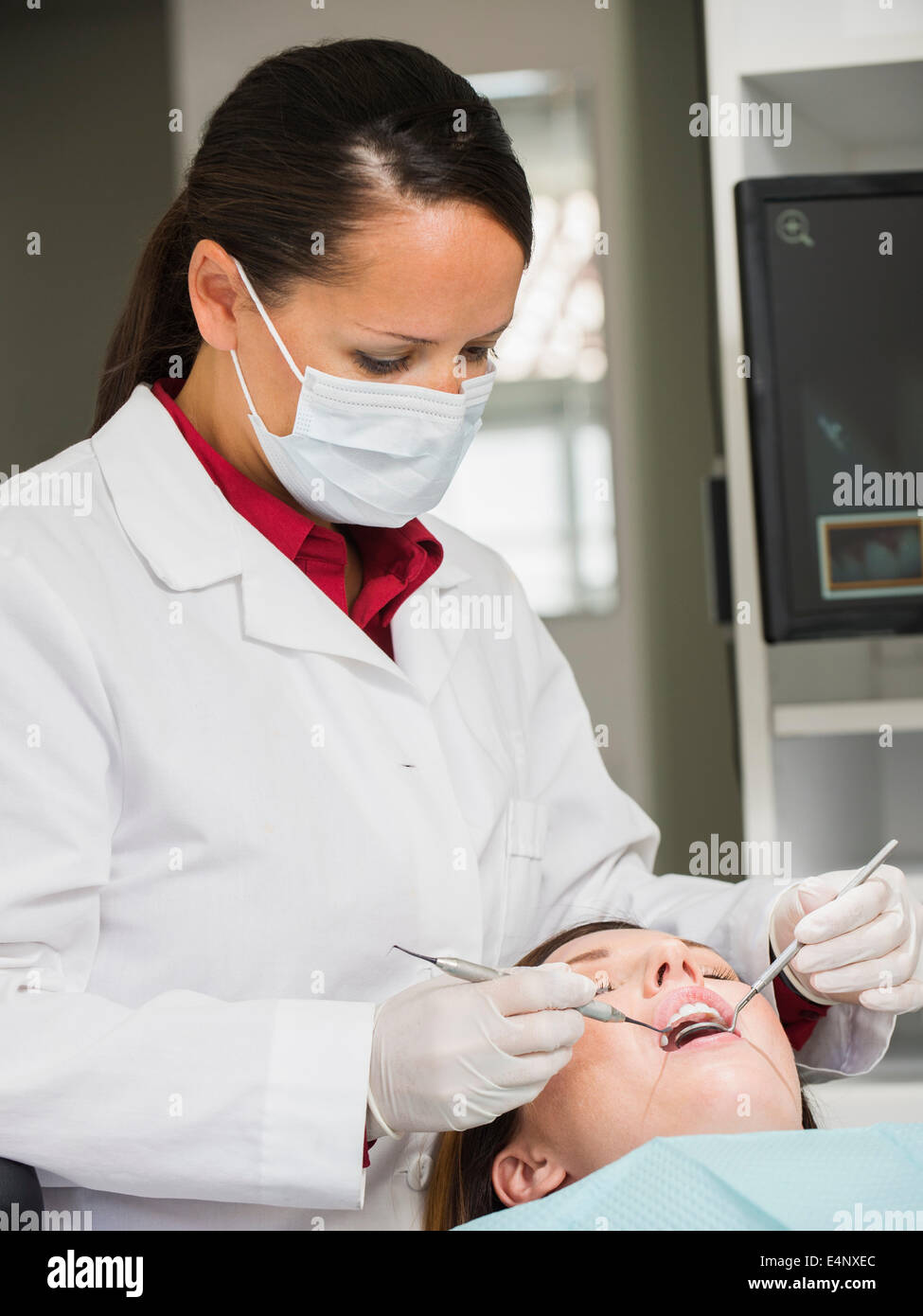 Opération sur patient dentiste Banque D'Images