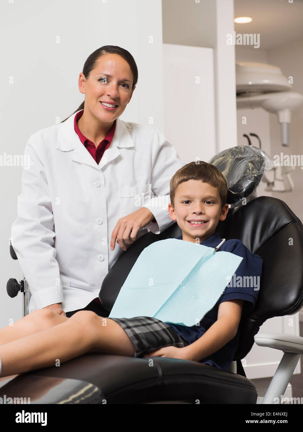 Portrait de dentiste avec patient (12-13) Banque D'Images