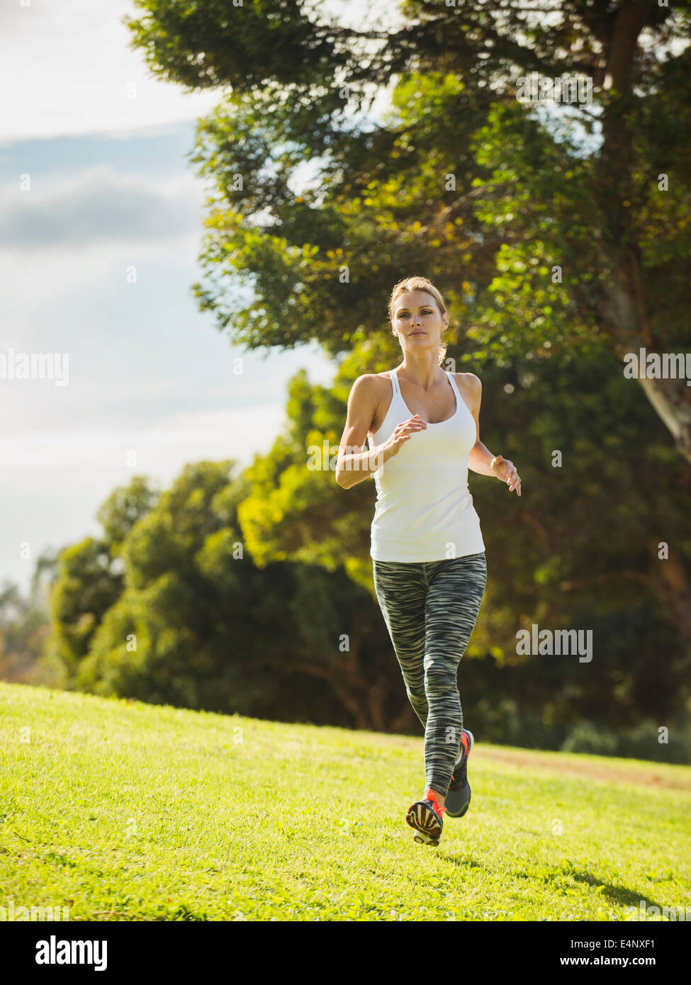 États-unis, Californie, Irvine, femme qui traverse lawn Banque D'Images